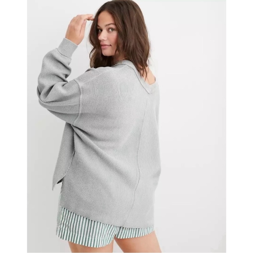 Aerie Wonder Textured Ribbed V-Neck Sweatshirt in‎ Silver Shadow